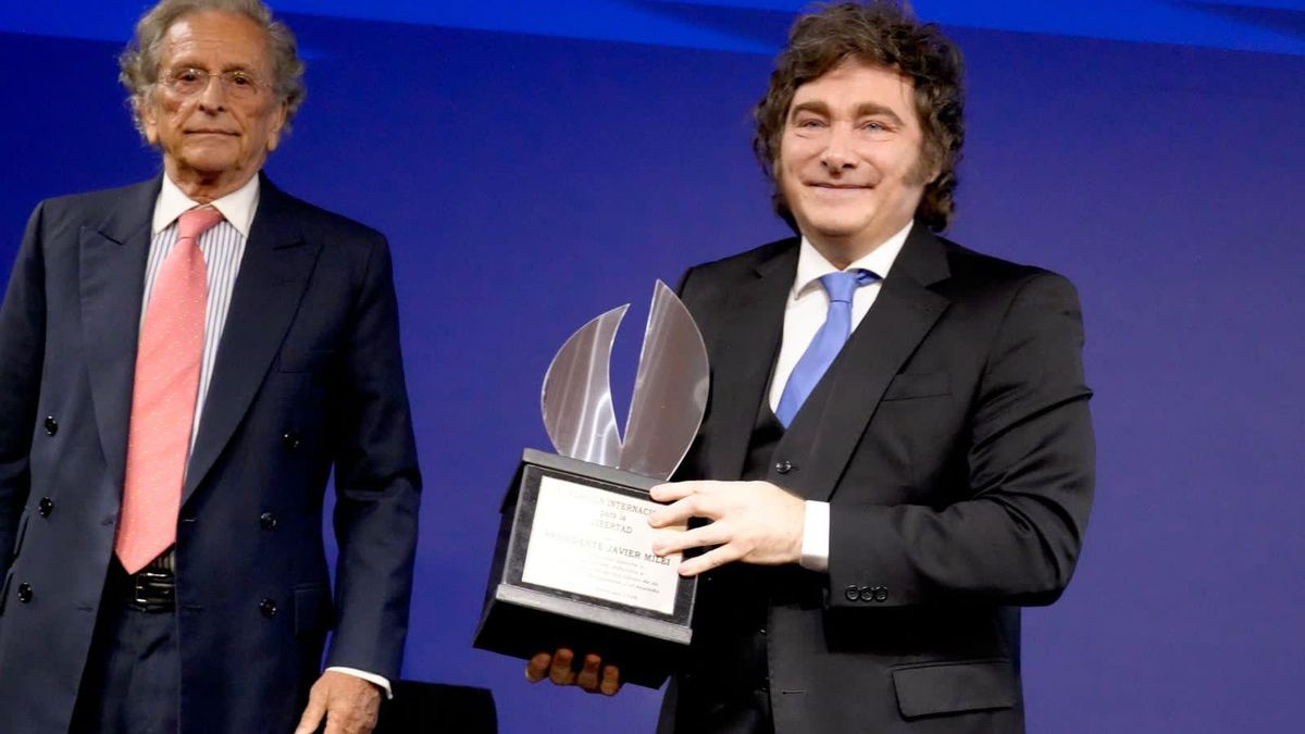 Javier Milei recibió el "Premio Libertad 2026" de la mano de la familia Benegas Lynch.