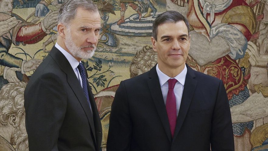 Pedro Sánchez (d) promete su cargo de presidente del Gobierno ante el rey Felipe VI (i) y un ejemplar de la Constitución, este viernes en el Salón de Audiencias del Palacio de la Zarzuela en Madrid. EFE/ Ballesteros POOL