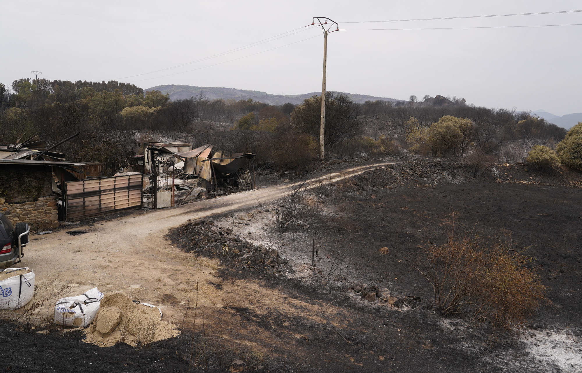 Las Médulas y sus pueblos enseñan los rescolgos de su tragedia, en imágenes