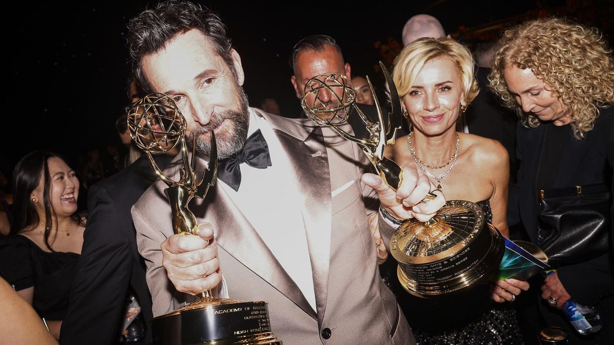 Noah Wyle, sosteniendo los Emmys por 'The Pitt'