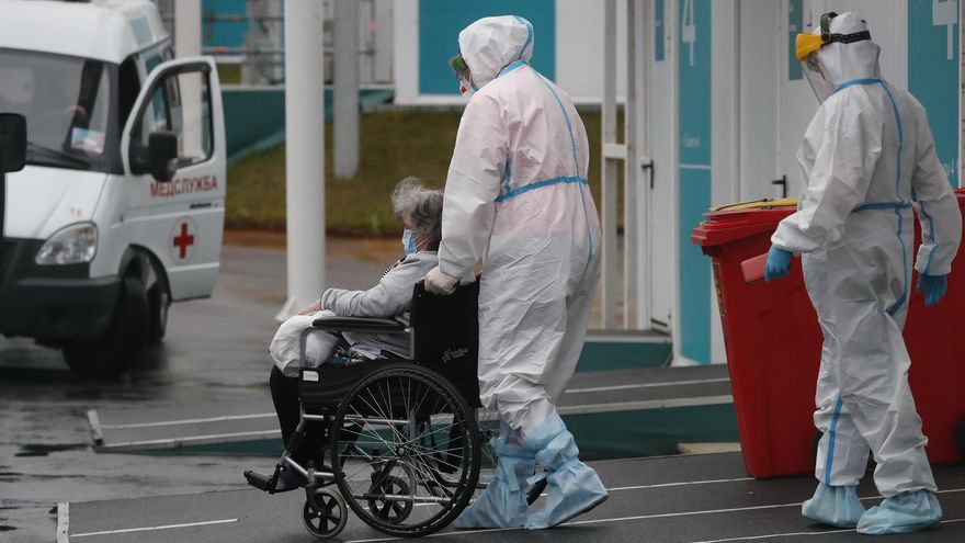 Sanitarios trasladaban a un enfermo de covid-19 a un hospital de Moscú el pasado 14 de octubre.