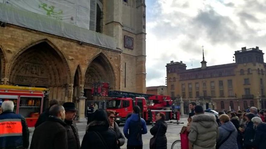 Casi 200 personas se arremolinaron en la plaza, muchos de ellos sorprendidos y algunos alarmados hasta comprobar que todo era un simulacro de seguridad. / C.J.D.