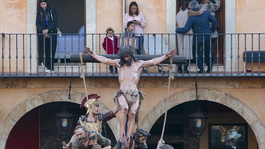 Celebración del acto de El Encuentro en el transcurso de la Procesión de los Pasos de León