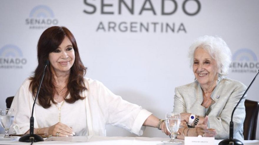 En un homenaje a Abuelas, CFK criticó un "off" atribuido al Presidente: "Se dicen barbaridades"