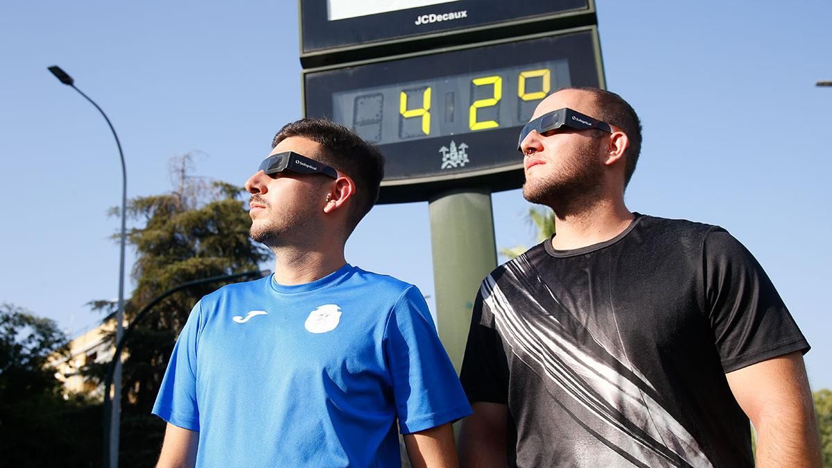 Los cordobeses se echan a la calle para ver el eclipse solar