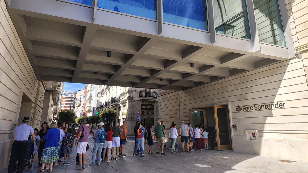 Una comunidad de vecinos pide que se reparen las grietas de su edificio que atribuye a la obra de Faro Santander