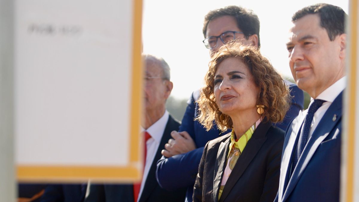 El presidente andaluz, Juan Manuel Moreno, coincidió con la vicepresidenta del Gobierno, María Jesús Montero, tras ser proclamada líder del PSOE andaluz el pasado 17 de enero en Málaga.