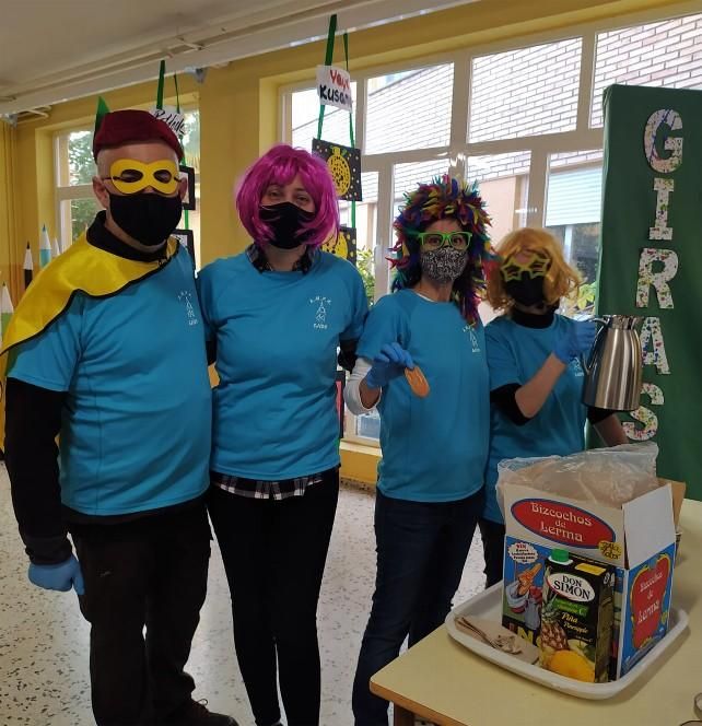 Hasta los profesores del Antonio González de Lama se disfrazaron en su carnaval.