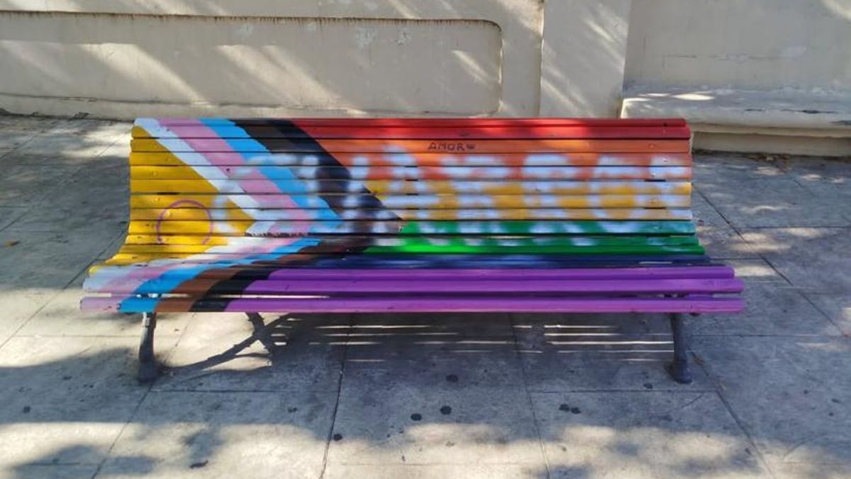 Vandalizan de nuevo el banco arcoíris de la Fuente Torán, en Teruel: “Llamar a estas cosas delito de odio no es exagerar”
