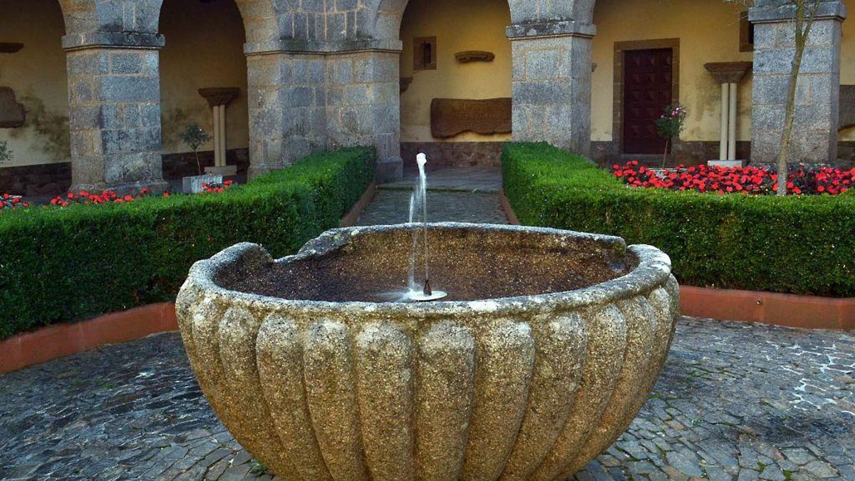 Pila bautismal de la colegiata de Sar