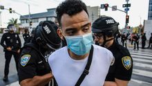 Un manifestante es arrestado este 31 de mayo en una protesta en Los Ángeles por el asesinato de George Floyd
