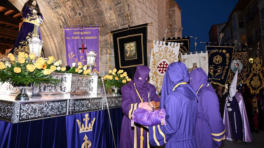 Tres toques de tararú y tres golpes de vara bajo la torre de San Miguel de Palencia subrayan cada Martes Santo la traición de Judas en uno de los momentos más solemnes de la Semana Santa de Palencia, el prendimiento de Jesús. EFE/ Almudena Álvarez