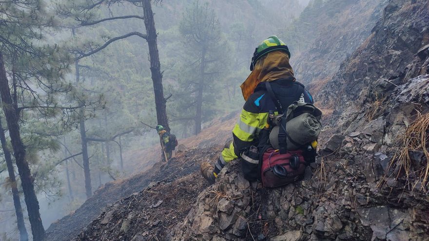 Personal  del Equipo de Intervención y Refuerzo en Incendios Forestales (EIRIF) la zona del conato.