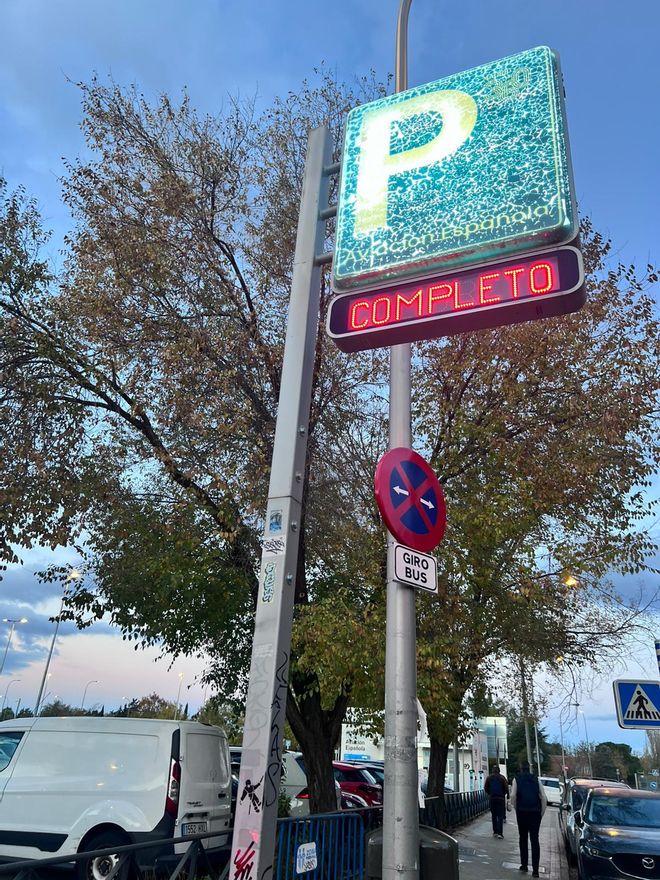 Cartel de un parking completo en el barrio de Las Águilas, Madrid