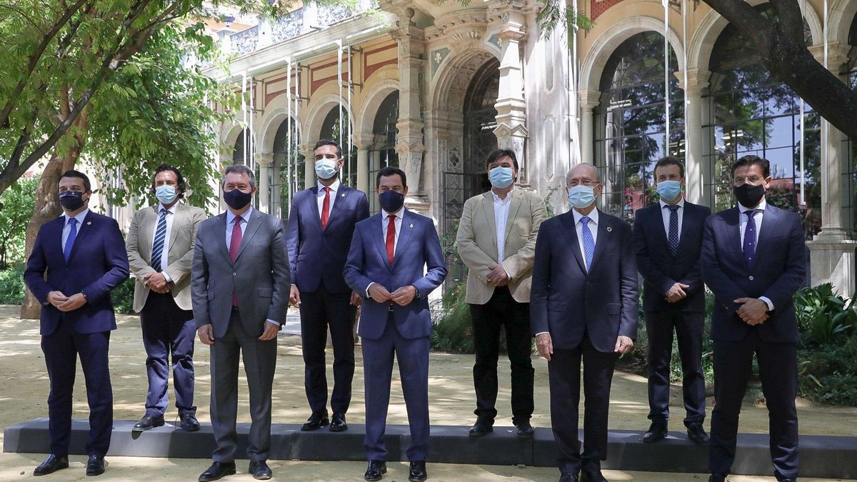 Reunión del presidente de la Junta de Andalucía, Juanma Moreno, con los alcaldes de las ocho capitales de provincia, este lunes en Sevilla