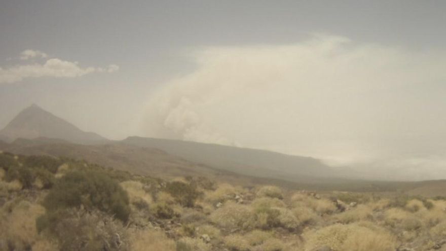 Columna de humo del incendio forestal de Los Realejos desde Izaña