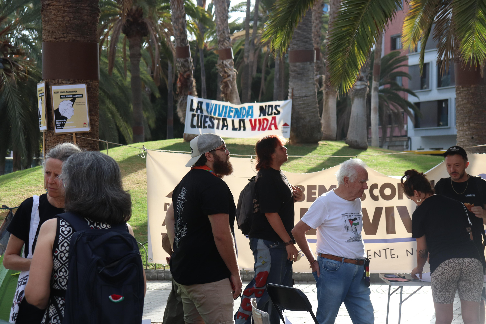 Personas en la acampada en la Plaza de la Feria (Las Palmas de Gran Canaria) por el derecho a la vivienda