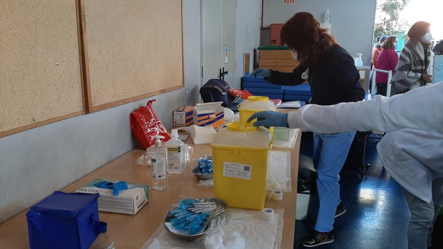 Un momento del proceso de vacunación en el Ceip Campanar de València.