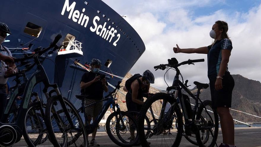 Varios pasajeros del crucero Mein Shiff 2 en el puerto de Santa Cruz de Tenerife.
