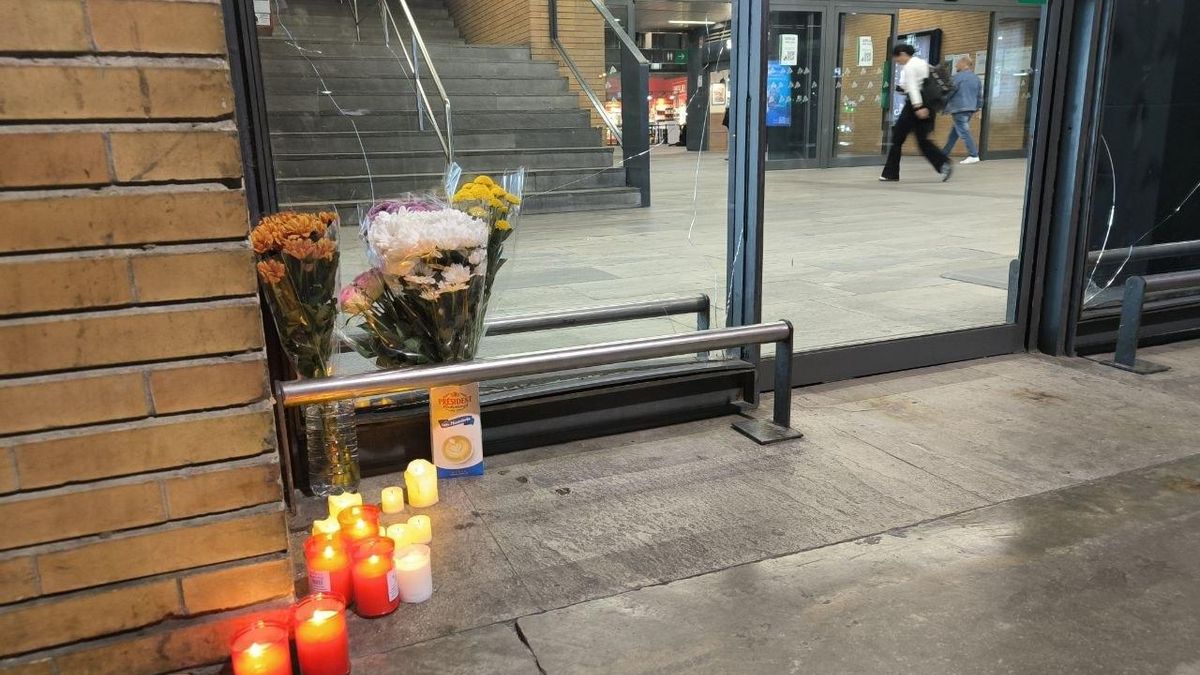 Velas y flores en memoria de las víctimas fallecidas en el accidente ferroviario de Urda, en Toledo, a las puertas de la estación sevillana de Santa Justa.