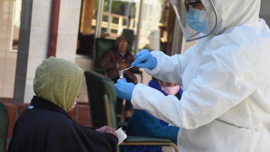 Un equipo de sanitarios realiza pruebas para detectar casos de covid-19 en el Hogar San José de la tercera edad, en Cochabamba (Bolivia). EFE/Jorge Ábrego/Archivo