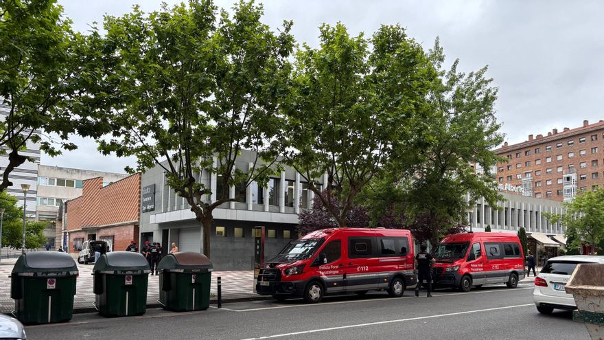 Patrullas de la Policía Foral, junto al tanatorio
