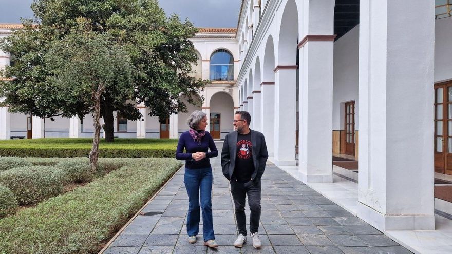 La nueva parlamentaria del Grupo Mixto-Adelante Andalucía, Begoña Iza, este martes en un patio del Parlamento junto al portavoz del partido y del grupo, José Ignacio García.