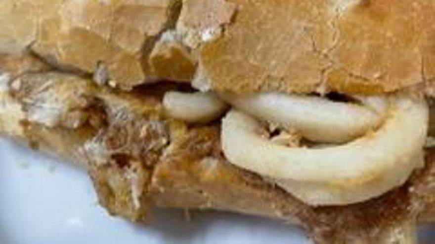 Bocadillo mixto de pescado y calamares Charco Viejo.