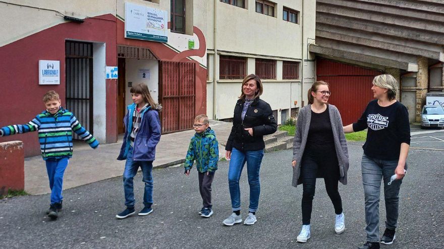 Las dos familias pasean por los alrededores del recurso de acogida en Oñati (Gipuzkoa)