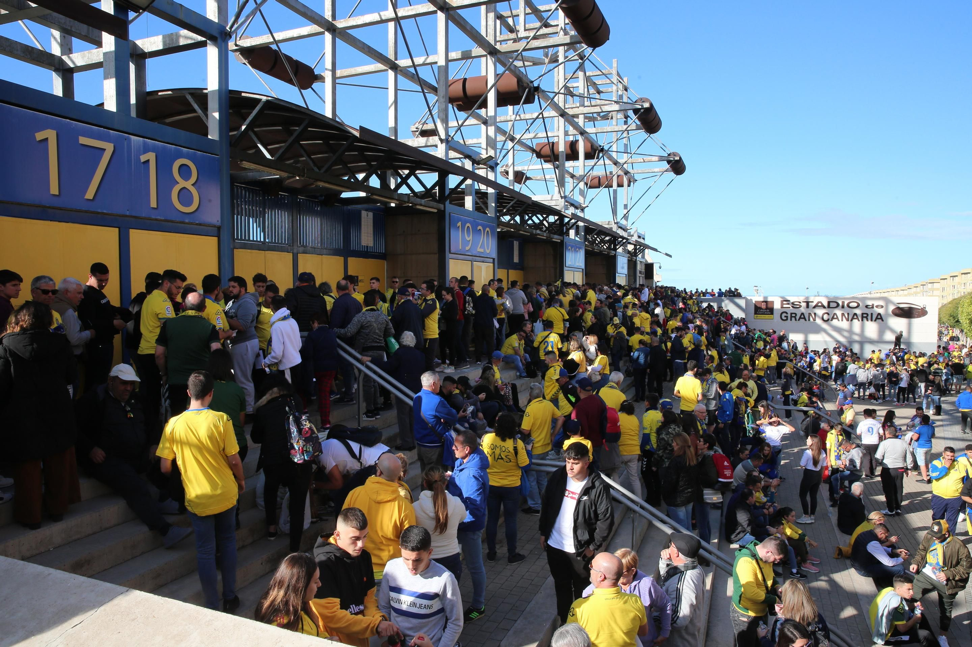 Afición antes del derbi canario.