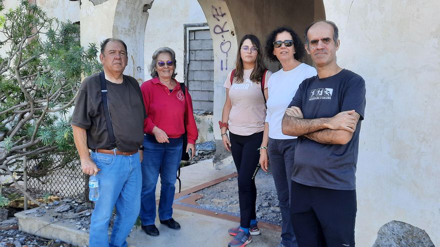 Los historiadores, de izquierda a derecha, Juan Ramón Núñez, Margarita Rodríguez, Judit Gutiérrez de Armas, María Eugenia Monzón y Domingo García Mesa, posan ante una hacienda abandonada.