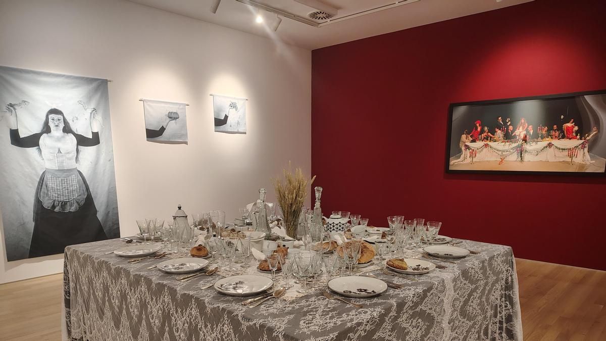 Majo G. Polanco propone en el Museo de Arte de Santander reflexionar sobre la necesidad de sustento con dos banquetes separados por 20 años