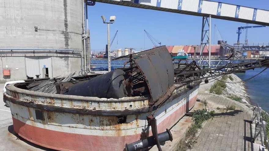 Draga/grúa Priestman, en estado de abandono en el Puerto de Santander.