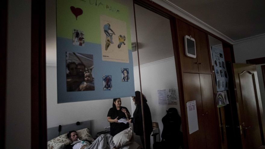 "Algunas personas piensan en la eutanasia para no arruinar a sus familias": el día a día conviviendo con la ELA