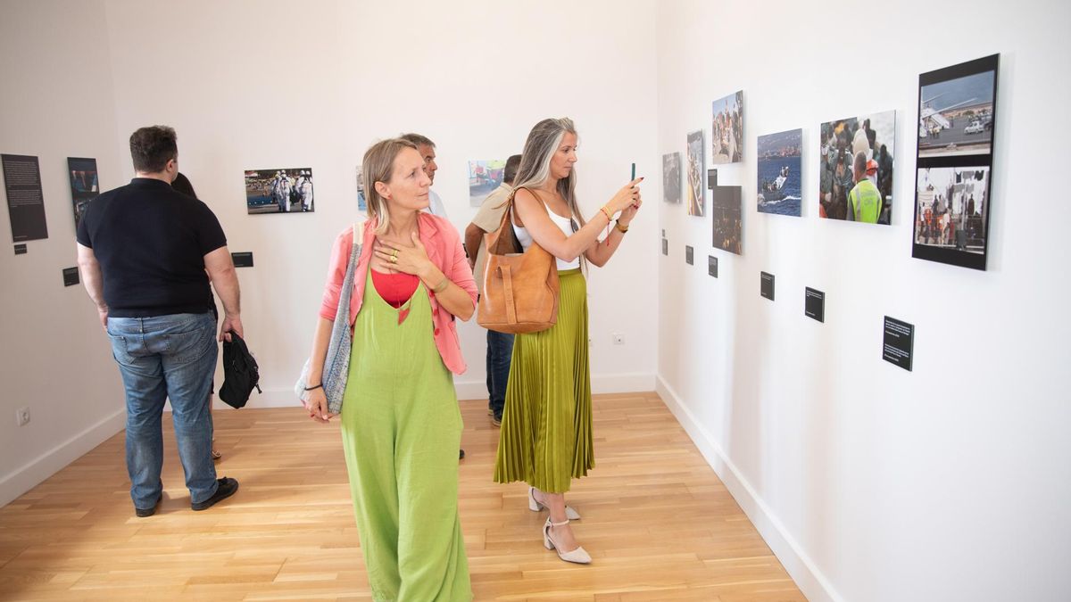 Asistentes a la exposición de 65 imágenes tomadas por 15 fotoperiodistas que han cubierto la Ruta Canaria recorre los 30 años desde que arribó la primera patera a las costas de Fuerteventura. EFE/Carlos de Saá