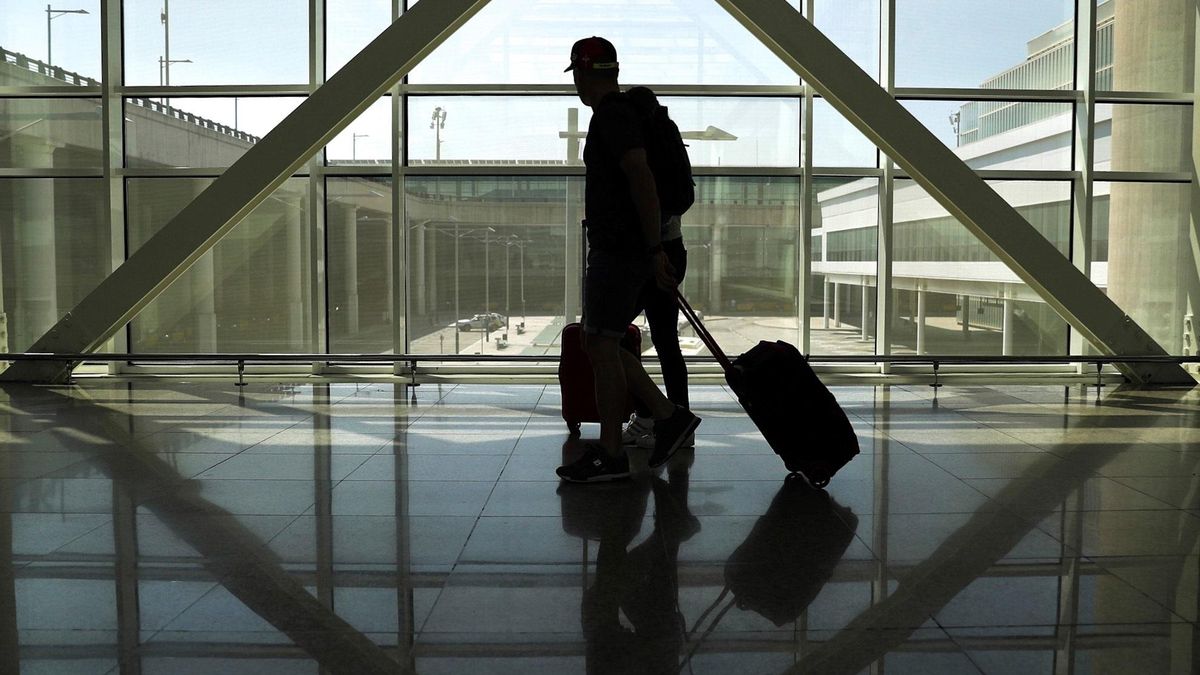 Un viajero en el aeropuerto del Prat de Llobregrat en Barcelona, en una fotografía de archivo. EFE/Alejandro García