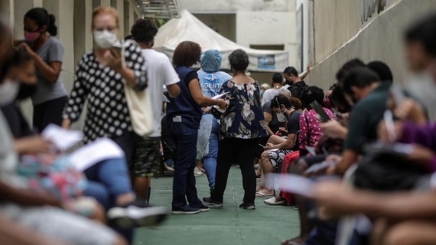Decenas de personas hacen fila para tomarse una prueba de detección de coronavirus, en un Centro de salud del ayuntamiento de Río de Janeiro (Brasil), este 10 de enero de 2022.