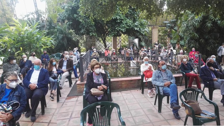 Algunos de los asistentes al acto de homenaje a Trini Simó.