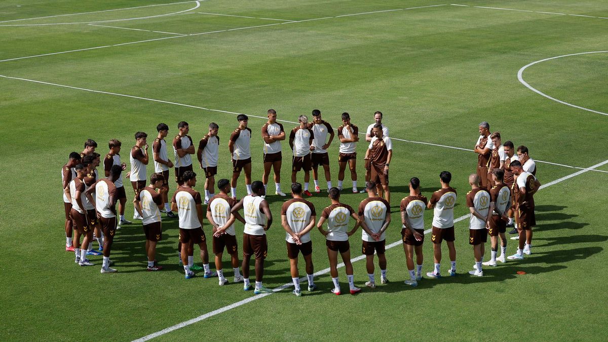 Luis García se dirige a sus jugadores durante un entrenamiento de la UD Las Palmas