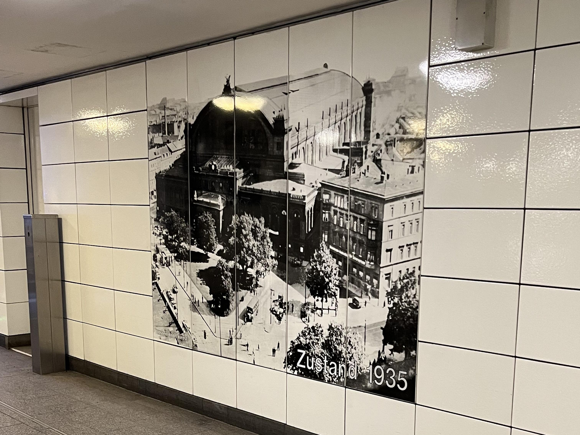 Imágenes históricas de lo que fue Anhalter Bahnhof en la actual estación de Sbahn en Berlín.