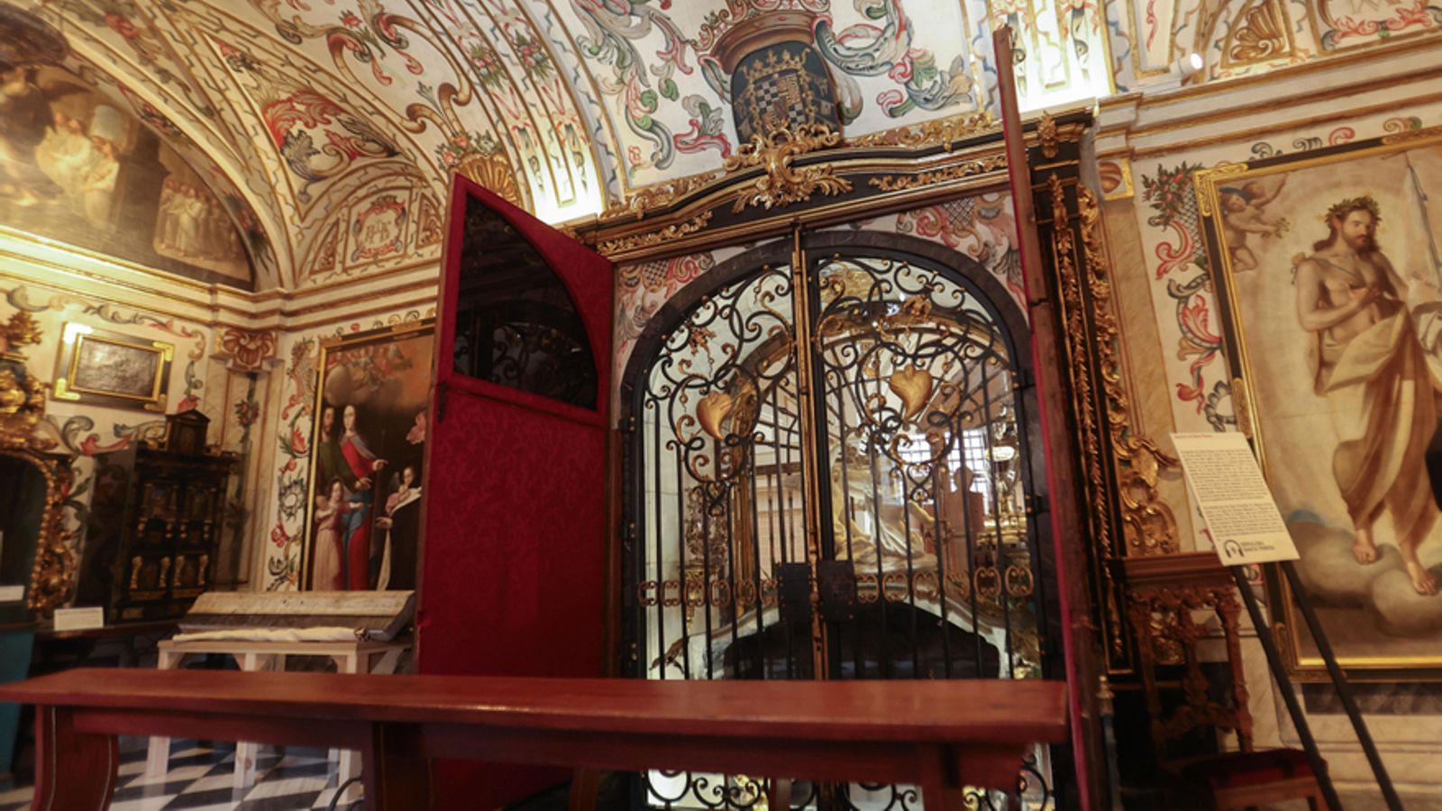 Reabren 110 años después el sepulcro de Santa Teresa para analizar el estado de conservación de las reliquias