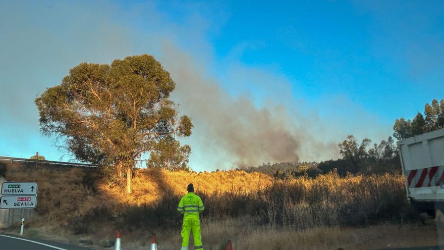 Siguen las tareas para controlar el incendio de Higuera (Huelva) con la N-433 ya reabierta