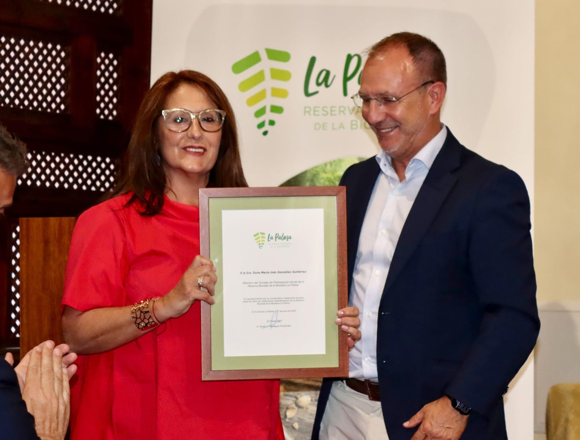 María Inés González recibió un reconocimiento por su colaboración desinteresada con la Fundación Canaria Reserva Mundial de la Biosfera La Palma como miembro del Consejo de Participación Social.