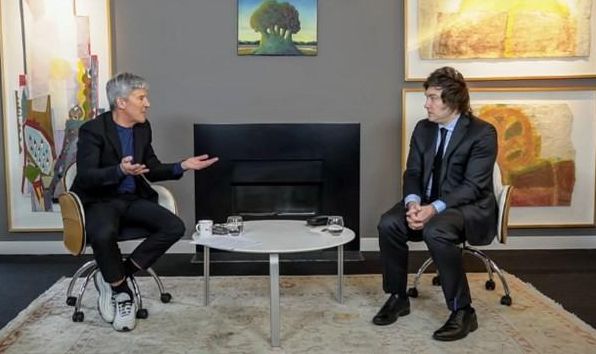 Marcelo Grandio junto a Javier Milei, en el programa Gritalo, en 2022