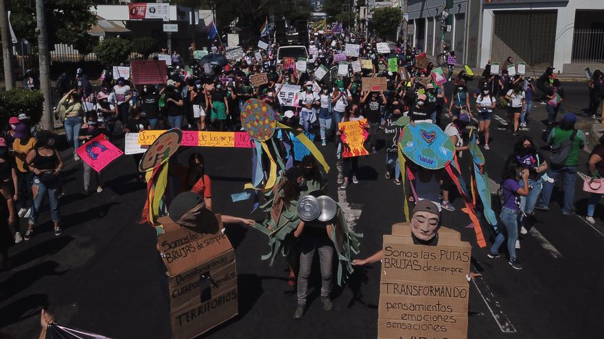 Periodistas salvadoreñas se suman a la marcha para exigir medios libres de acoso