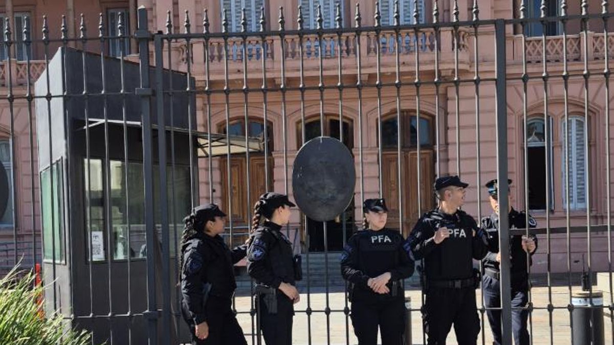 Policías frente a la reja de la Casa Rosada, este jueves.