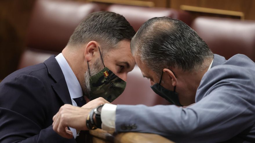 El líder de Vox, Santiago Abascal, conversando con el secretario general de Vox, Javier Ortega Smith