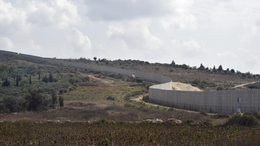 Foto de archivo con una vista general de la frontera entre Israel y Líbano. EFE/EPA/WAEL HAMZEH