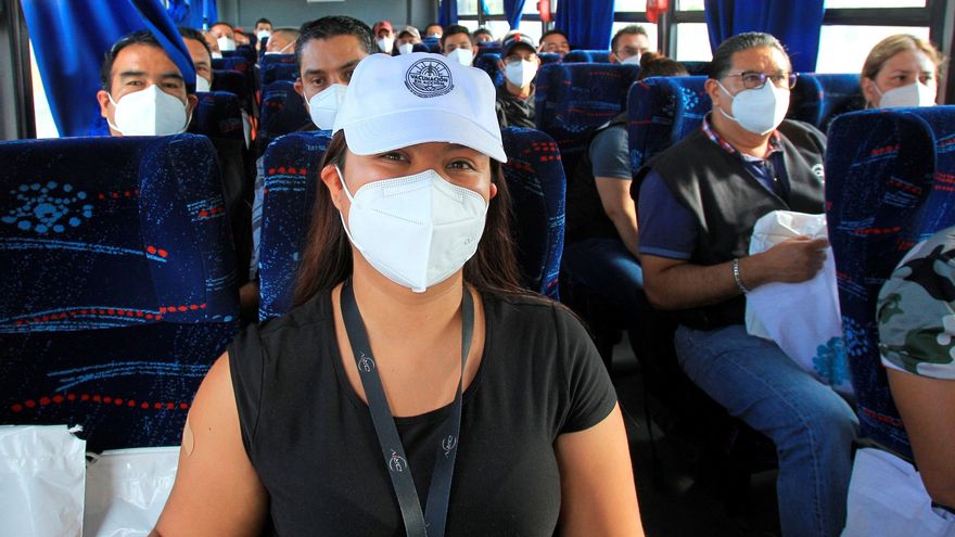 Varias personas son transportadas para recibir la vacuna Johnson & Johnson de una sola dosis contra la covid-19 hoy, en Ciudad Juárez, estado de Chihuahua (México). EFE/Luis Torres