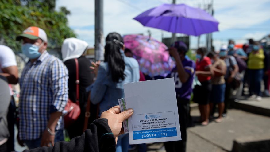 Una persona muestra su certificado de vacunación contra la covid-19 en Managua (Nicaragua), en fotografía de archivo del 20 de septiembre de 2021. EFE/Jader Flores